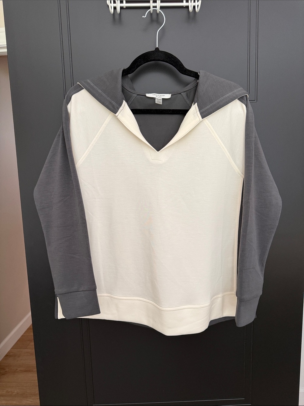 Cable & Gauge Two-Tone V-Notch Hooded Sweatshirt in Cream & Charcoal